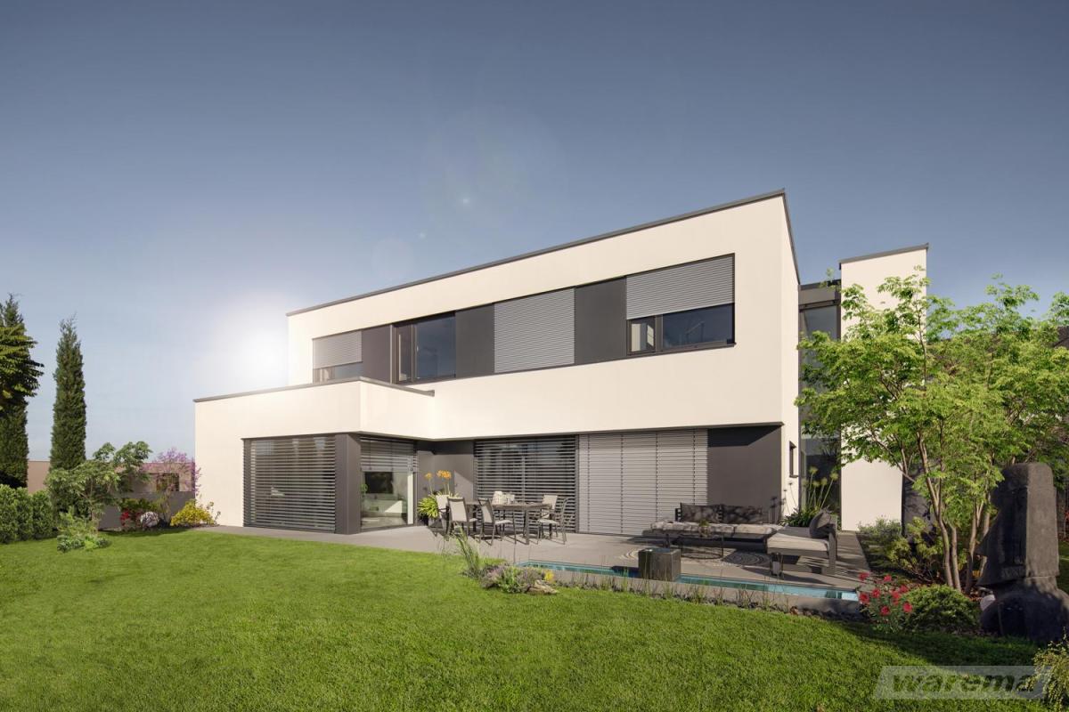 Eleganta privātmāja, kuras 2. stāva logu aizsardzībai un komfortam ierīkotas ēkai piestāvošas, pelēkas fasādes markīzes.