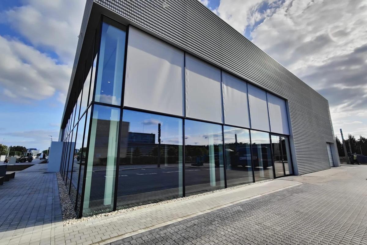 Fasādes markīzes ar ZIP skrīna audumu jaunajam “Audi” centram Rīgā.