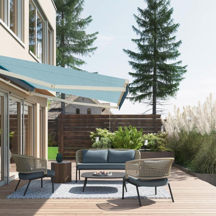 Gaiši zila izveklama jumta markize terasei